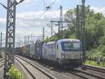 BR 193 880 mit Container bei der Durchfahrt HH-Harburg.