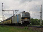 BR 6193 806-7 mit Autozug durch Dedesen-Gmmer Richtung Seelze.  17.Mai 2025