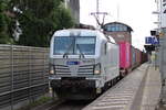 BR 383 435-5 von Metrans mit Containerzug bei der Durchfahrt HH-Bergedorf in Richtung Bchen.