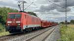 BR 189 017-7 von DB Cargo AG mit leeren Autozug durch Vhrum.