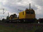 BR 746 017 von DB Netz mit einen Wagen durch Dedesen-Gmmer Richtung Wunstorf.