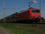 BR 145 092-3 mit Autozug durch Dedensen-Gmmer Richtung Wunstorf. 17.Mai 2025