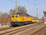 BR 233 493-6 von DB Bahnbau Gruppe mit 1 Wagen bei der Durchfahrt MG-Neustadt.