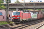 db-cargo-ag-2/890881/br-6193-307-d-db--6193 BR 6193 307 D-DB + 6193 363 D-DB (I am a Climate Hero) mit Containern durch HH-Harburg Richtung Maschen/Buchholz. 1.8.2025