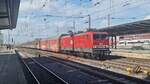 BR 143 344-0 von MEG mit einen Autozug durch Bremen Hbf.