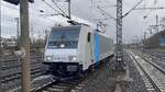 BR 186 143-4 von Railpool als Lz bei der Durchfahrt HH-Harburg. 20.Dezember 2024