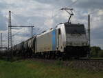 BR 186 438-8 von Railpool mit Kesseln durch Dedesen-Gmmer Richtung Seelze. 17.Mai 2025