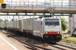 BR 186 509-6 D-Rpool mit AMBROGIO-Zug durch Mainz-Bischofsheim.