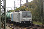 BR 186 143-4 von Zugpilot mit Kesseln durch HH-Harburg in -> Hafen.
