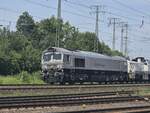 BR 266 070-2 (DE670) und BR 4815 039 (DE510) von RheinCargo als Lokzug bei der Vorbeifahrt DB Museum Koblenz. 14.06.2025
