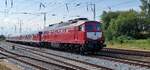 BR 232 527-2 + 232 601-5 mit den Hanse Sail 2022 Sonderzug bei der Einfahrt Rostock Hbf.