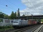 186 150-9 von Akiem mit Containern bei der Durchfahrt HH-Harburg.