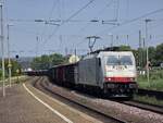 BR 186 906 von Akiem mit Schttgutwagen bei der Durchfahrt Koblenz-Ltzel.