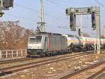 BR 186 384-4 von Akiem mit Kesseln bei der Durchfahrt MG-Neustadt. 8.Mrz 2025