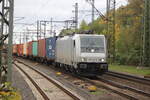 BR 186 150-9 von Akiem mit Containern durch HH-Harburg Richtung Hafen.