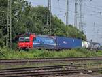 BR 482 020 (#BorderlessSwissQuality) von SBB Cargo International mit Containern bei der Vorbeifahrt DB Museum Koblenz -> Koblenz Stadtmitte. 14.06.2025