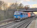 BR 383 018-9 mit Containern durch Dedensen-Gmmer Richtung Osten.