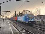 BR 388 005-1 von CD Cargo mit Containern bei der Durchfahrt HH-Harburg. 20.Dezember 2024