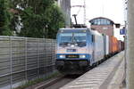 BR 186 534-4 (The Silk Road of Today) von Railpool / Metrans mit Containerzug bei der Durchfahrt HH-Bergedorf in Richtung Bchen.